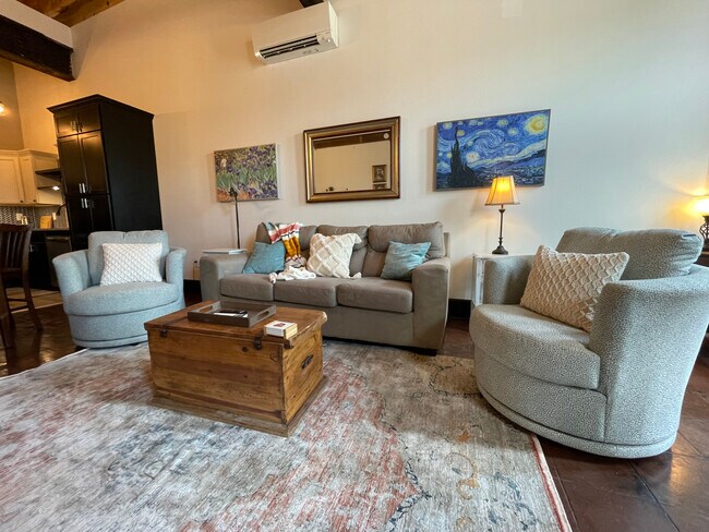 Sala de estar con mini split - 713 S. Baker St. Unidad 713