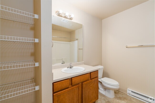 1BR, 1BA - 657SF - Bathroom - Eastgate Apartments
