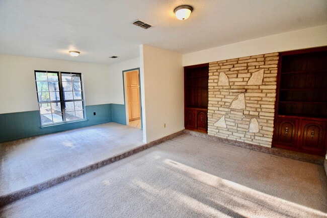 Photo - Gorgeous 4 Bedroom 2 Bathroom Kempner Home!