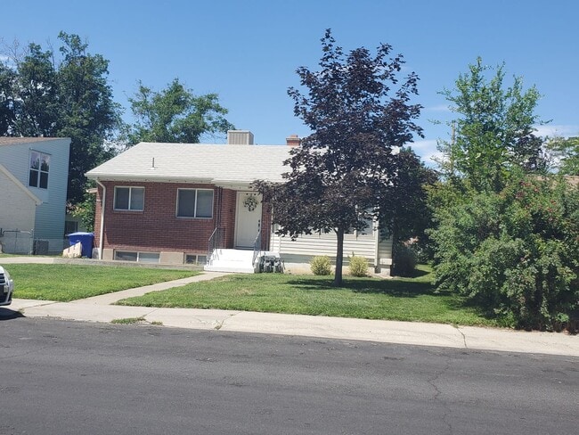 Building Photo - 966 S 200 E St Unit 966 U