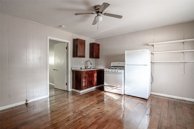 Building Photo - 2018 Ave L 1/2 Unit 3