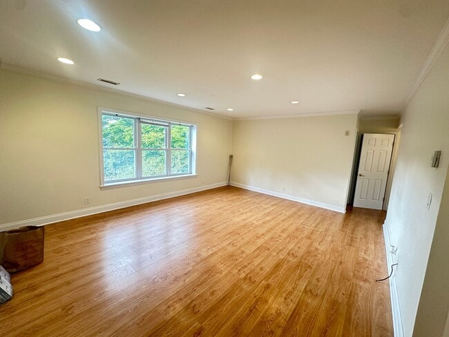 Building Photo - 3Br/2Bth in Oak Sq. Great for a roommates. 3 parking included, laundry IN UNIT!
