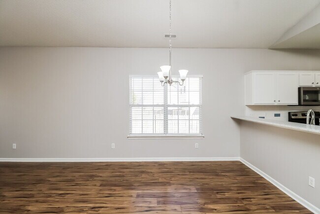 Photo - 110 Peterborough Dr