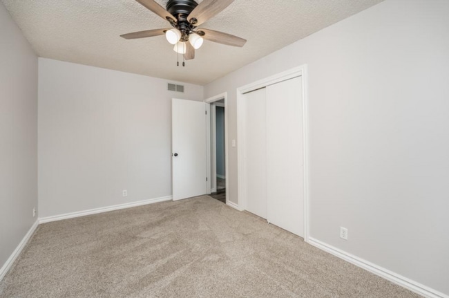 Photo - Cute 3 bedroom house near shopping, restau...
