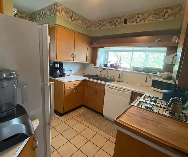 Photo - 209 E Lutz Ave