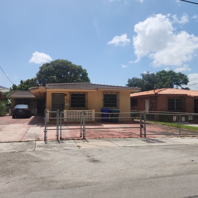 Photo - 828 NW 32nd Pl House