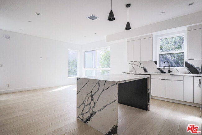 Photo - 11814 Gilmore St