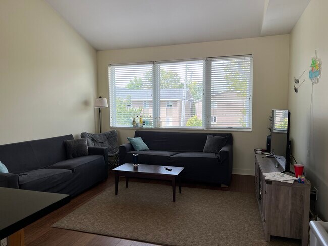 325 S Poplar St Unit Campus Commons