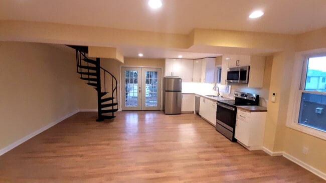 Living room w open kitchen - 3707 Lawrence Ave Unit Cottage