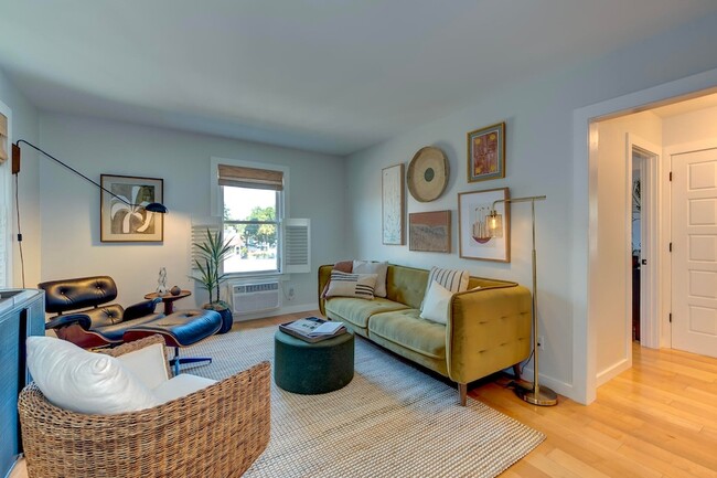 Photo - 2057 Middle St