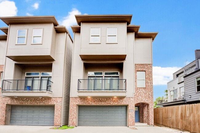 House with expansive rooftop deck overlook... - House with expansive rooftop deck overlook...