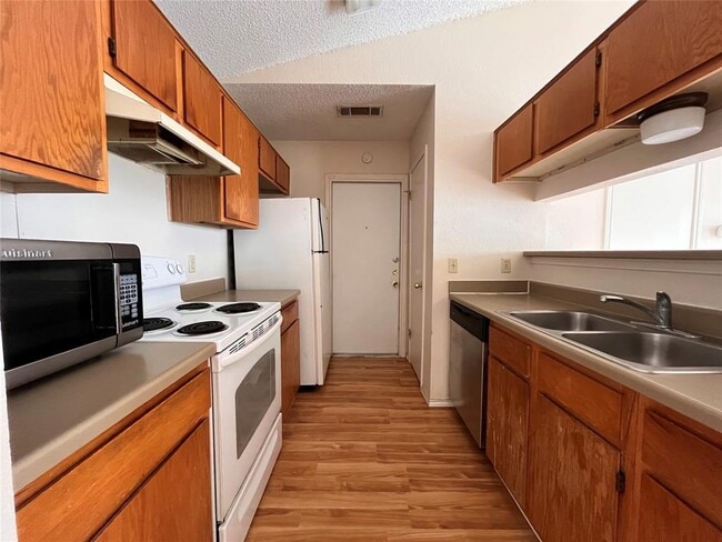 Photo - 433 Sailmaster St