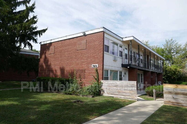Building Photo - 748 E 5th Ct