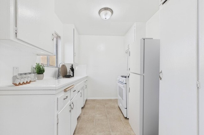 Building Photo - La Cresta Apartments