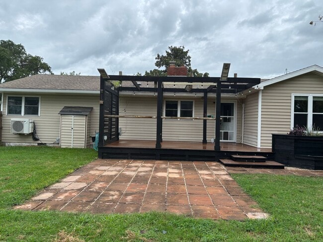 Building Photo - Updated 2 bedroom with Bonus room home in ...