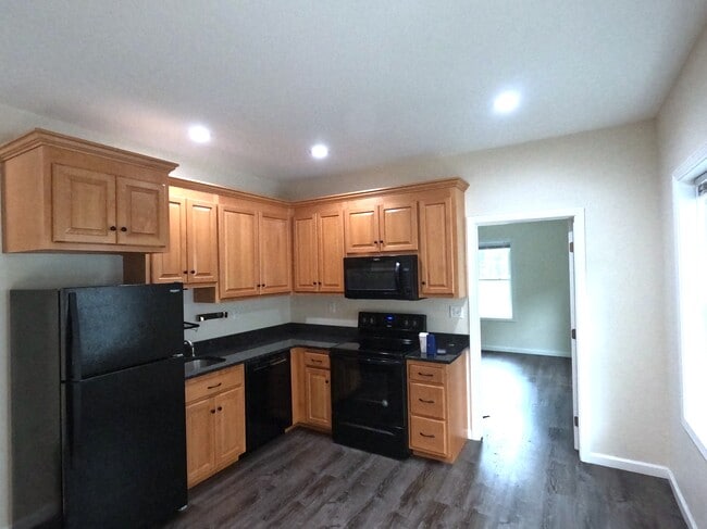 Building Photo - 563 Burritt St