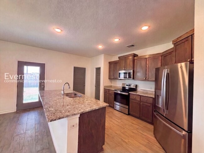 Photo - 2211 Hornbeam St