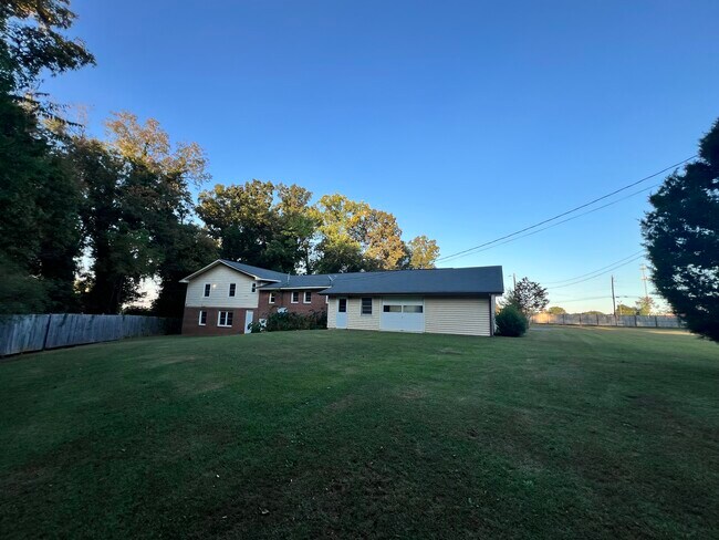 Photo - 333 Chapman Rd