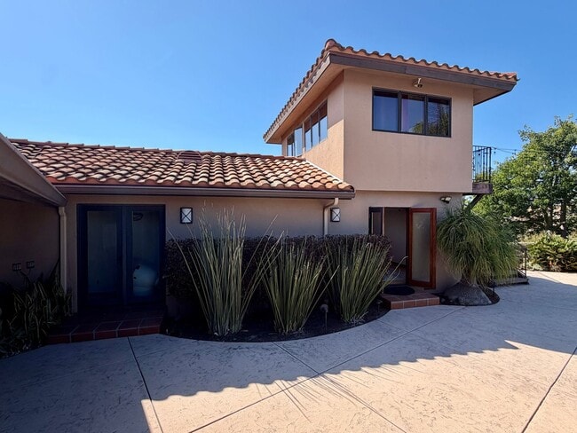 Building Photo - Resort Style Living on Warmlands Avenue