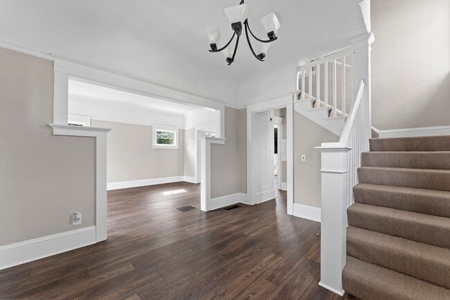 Photo - Stunning Craftsmen Beauty 3/1.5  bath 2000 sf! -ALBERTA/CONCORDIA