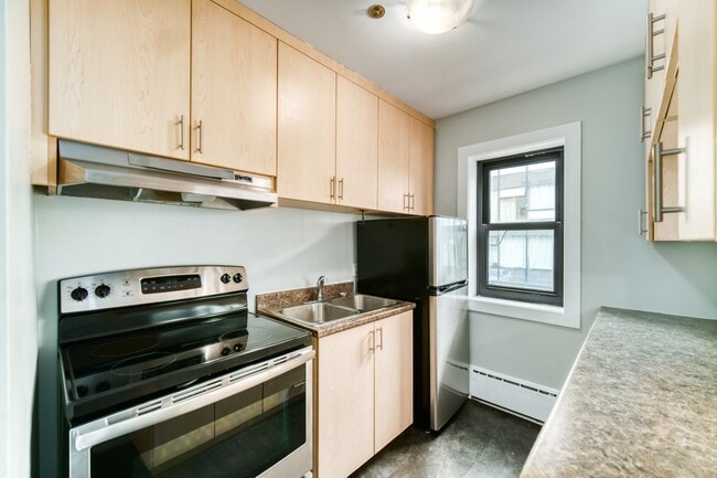 Building Photo - 1585-1585 Oxford St Unit 204