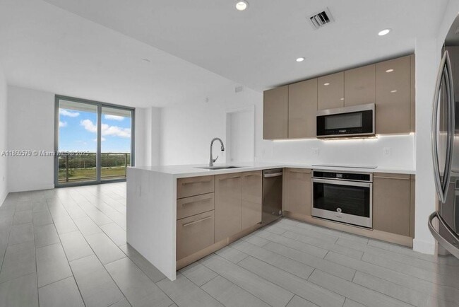 Building Photo - 2000 Metropica Wy Unit 807 Rental