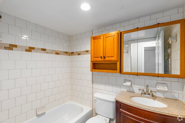 1BR, 1BA - 650SF - Bathroom - Baynard Apartments