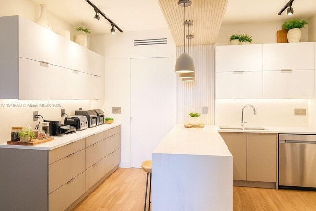 Photo - 711 Crandon Blvd Unit 401