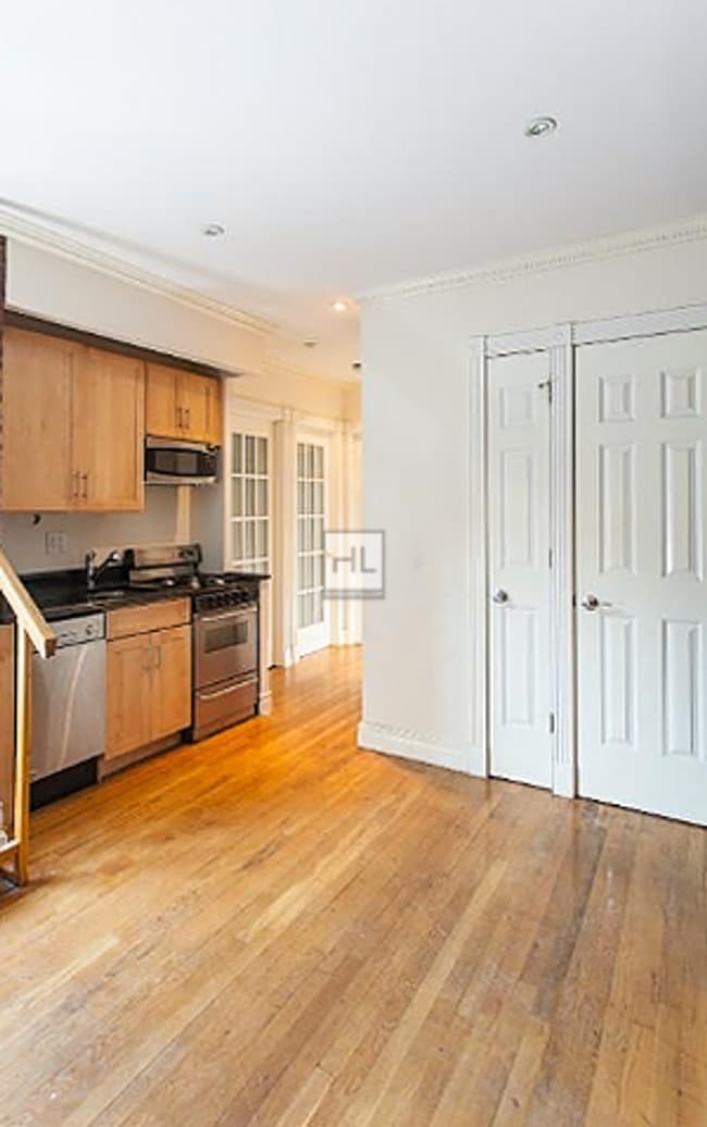 Photo - E 13TH ST. Unidad 2C