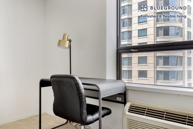 Photo - 445 E Ohio St Unidad FL27-ID445