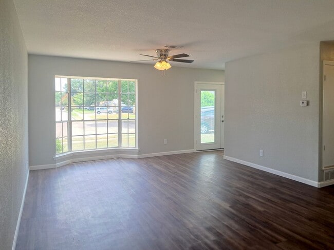 Building Photo - Spacious 3 bedroom 2 bath home w/ swimming...