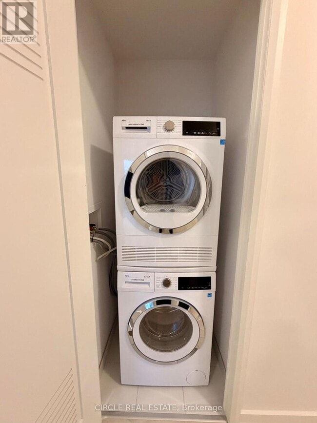 Photo - 75 James St S