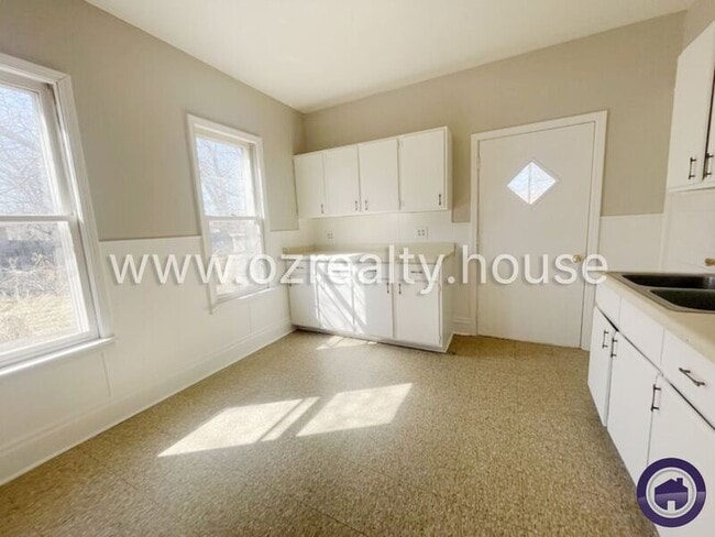 Photo - 1031 N Michigan St