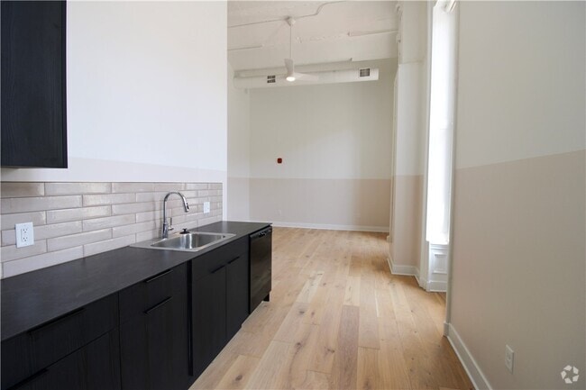 Building Photo - 30 W Broad St Rental