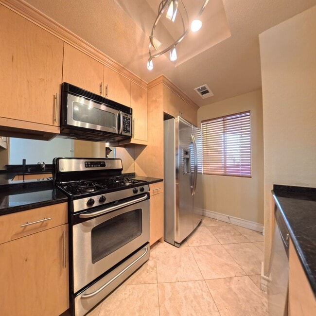 Building Photo - 220 E Flamingo Rd