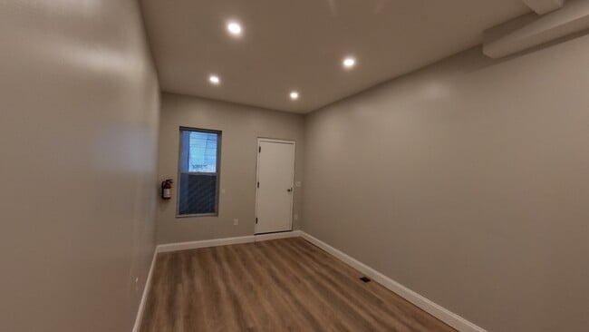 Front entrance & living room - 4646 York Rd Unit 4