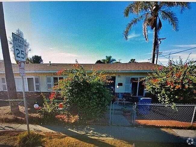 Building Photo - Front 2 Bedroom 1 bath house