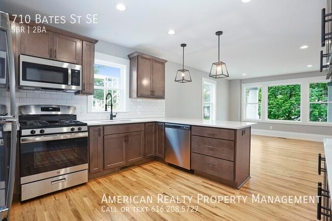 Photo - 710 Bates St SE