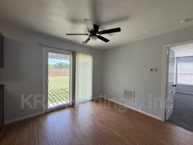 Photo - 128 Majestic Dr N