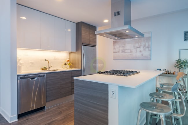 Building Photo - 212 W Kinzie St Rental