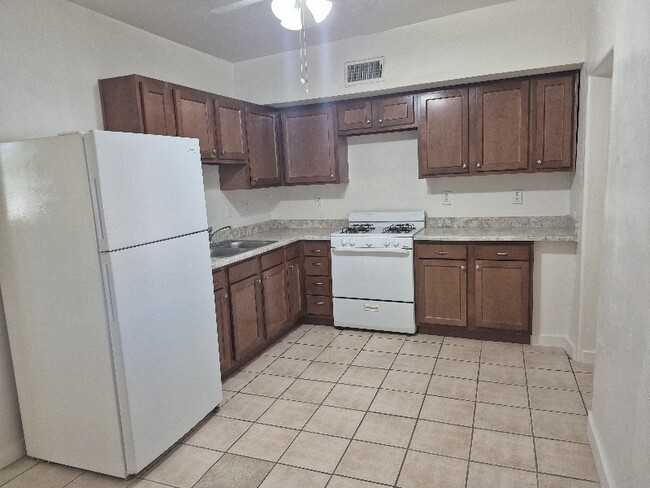 Photo - 613 W 41st St Unidad APARTMENT B