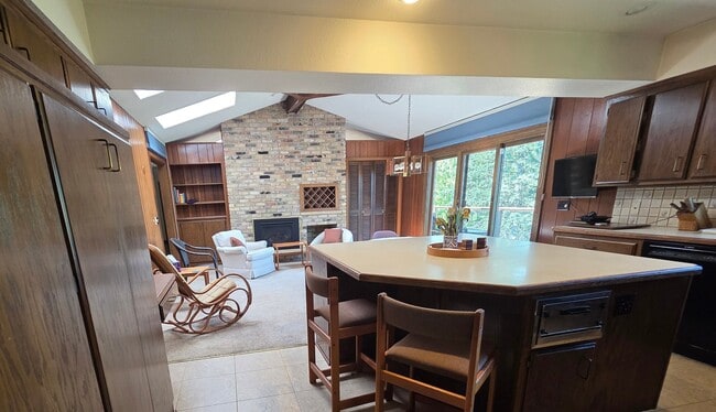 Photo - 2250 Greenview Dr
