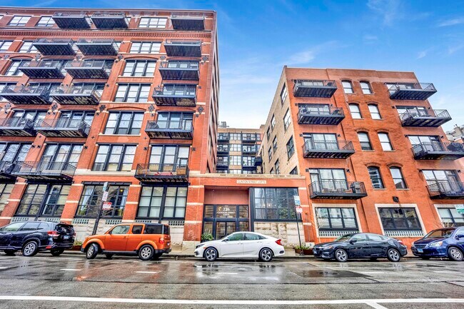 Building Photo - 226 N Clinton St Unit 723