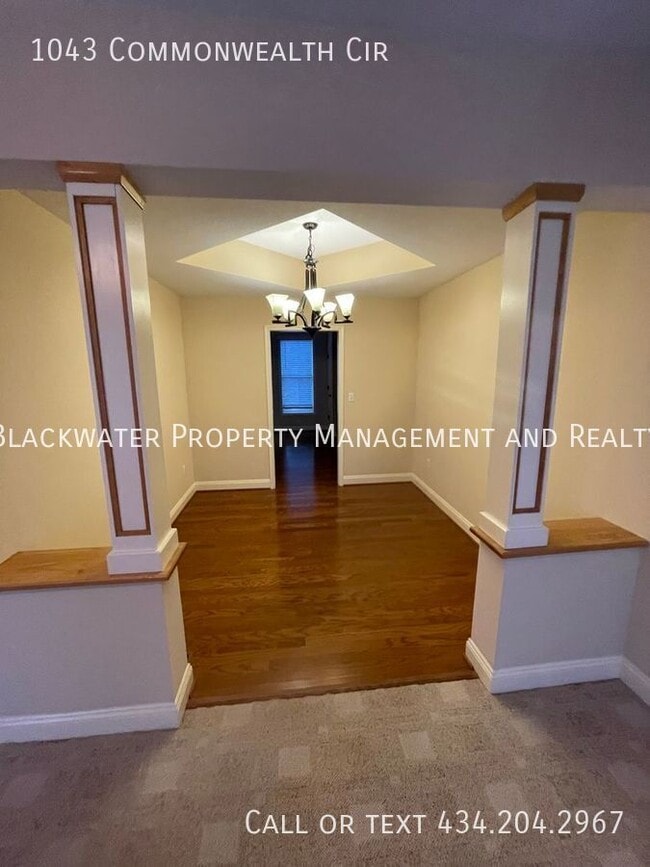 Photo - 1043 Commonwealth Cir