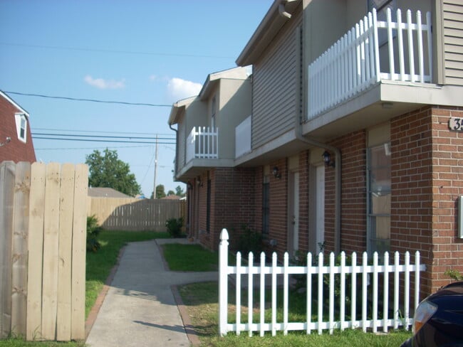 Building Photo - 3613 Golden Dr Unit B