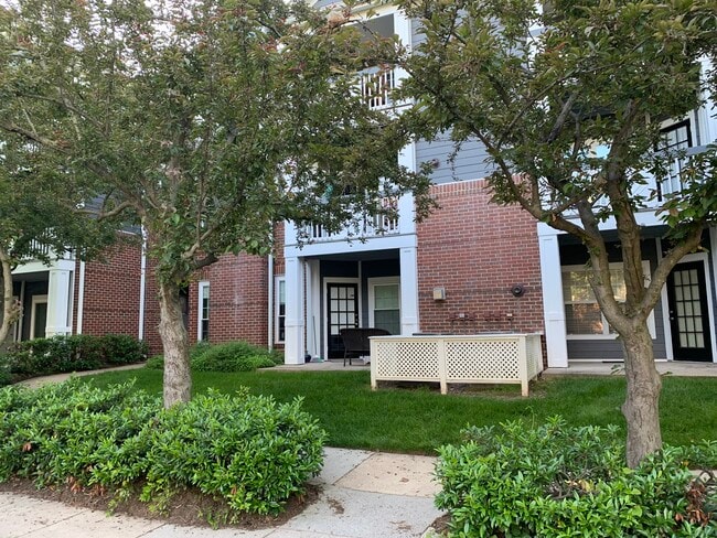 Building Photo - 20303 Beechwood Ter Unit 103