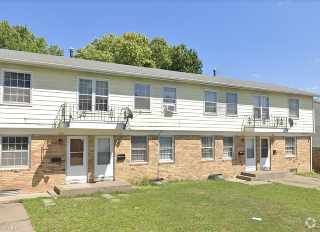 Building Photo - Spacious 2 Bedroom End Unit – Section 8 Ap... Rental