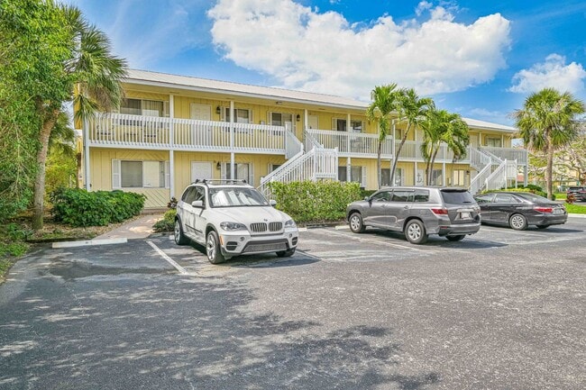 Building Photo - Available 5/10 -  Annual Condo Rental in South Naples