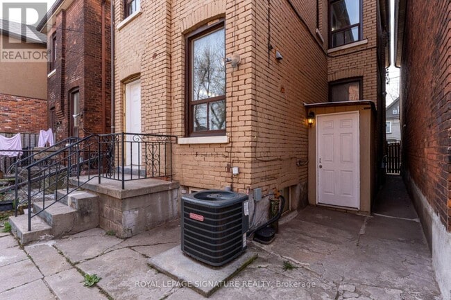 Photo - 212 Wellington St N