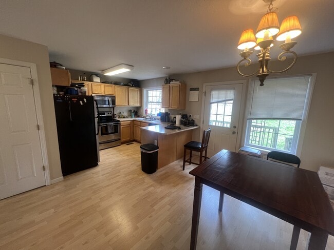 Photo - 1460 Bergamont St